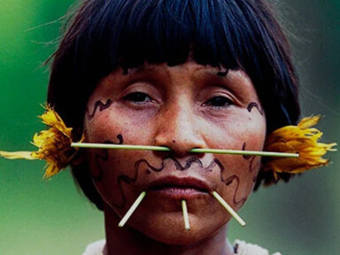 Nativo da tribo Yanomami na Amazônia, Brasil