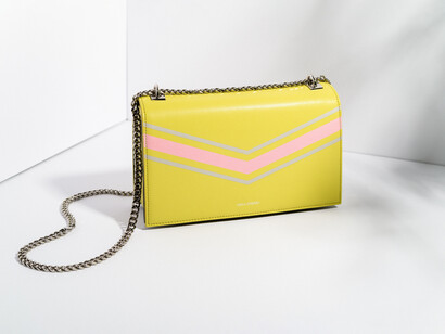 Puede confundir el estampado Valentino muy visible en los bolsos de Mario Valentino