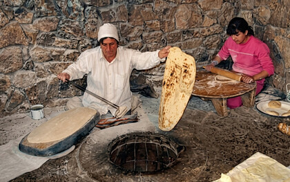 Autour du tonir, les gestes se transmettent comme des prières silencieuses : le lavash est bien plus qu’un pain, il est la mémoire vivante du foyer arménien