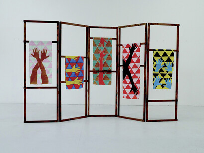 Karina Bisch, Paravent pour Painting for Living_La Boutique, 2012, Bois vernis et 5 foulards peints en soie de la collection Arlequin, 2012 Courtesy de l’artiste © ADAGP, 2015