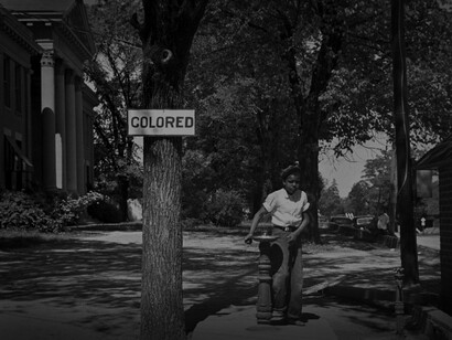 Una joven afroamericana en una pileta de agua destinada para el uso de personas negras, en Carolina del Norte (EE. UU.), 1938