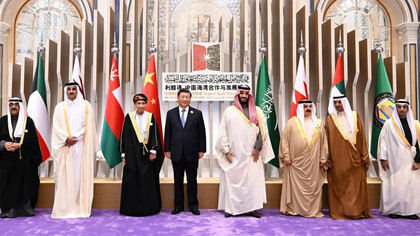 El príncipe heredero de Arabia Saudita y el primer ministro Mohammed bin Salman, en el centro a la derecha,  con el presidente chino, Xi Jinping, en el centro a la izquierda, y otros líderes árabes del Golfo, durante la Cumbre del Consejo de Cooperación entre China y el Golfo (CCG), en Riad, Arabia Saudita, el viernes 9 de diciembre de 2022