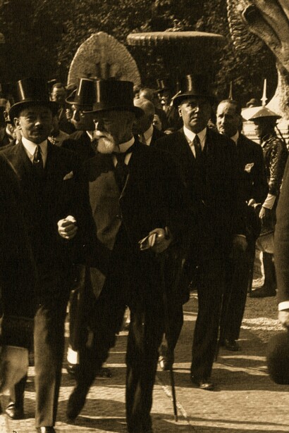 Autoridades francesas visitando la Exposición Colonial Internacional en París, Francia, 1931