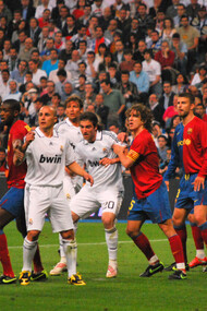 Les joueurs s'affrontent lors du derby Real Madrid-Barça le 2 mai 2009 au légendaire stade de Santiago  Bernabéu à Madrid