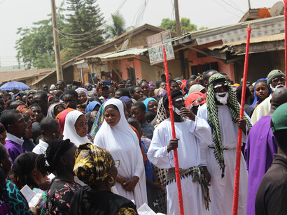 En los últimos 200 años, la población humana en el planeta ha experimentado tasas de crecimiento —exponenciales— sin precedentes. Multitud de personas viendo una obra de la pasión en Kaduna, norte de Nigeria

