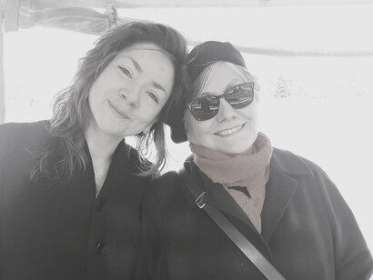 La actriz Chamila Rodríguez y Valeria Sarmiento, cineasta y pareja de Raúl Ruiz