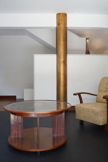 The minimalistic yet sophisticated decor of the living room exemplifies Vilamajó’s modernist principles, blending functionality with aesthetic beauty in a space designed for both comfort and reflection