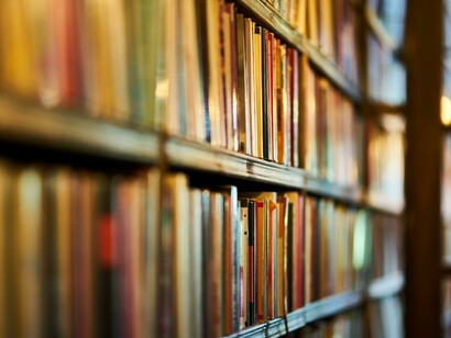 En textos como los de Emily Dickinson podemos encontrar claves para vivir y expresarnos con sencillez