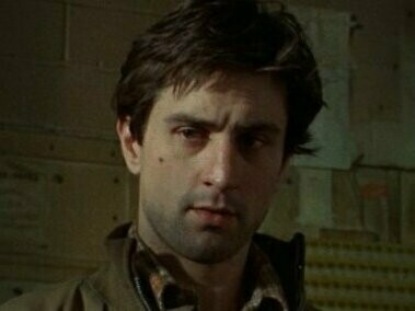 Paul Schrader escreveu esse roteiro em 1976 sob um delírio de expurgo moral, com a cabeça em combustão lenta, à conta-gotas e os bolsos vazios de laço social. Scorsese filmou tudo como quem transforma claustrofobia em linguagem. O resultado foi um personagem perturbado e um manual de montagem da solidão moderna
