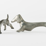 J. P. Kayser Sohn, Messerbänkchen, zwei Dackel, 1902–1908. Mit freundlicher Genehmigung des Museums für Kunst und Gewerbe Hamburg