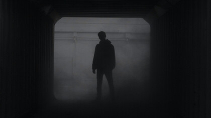 Sombra de un joven entre la neblina