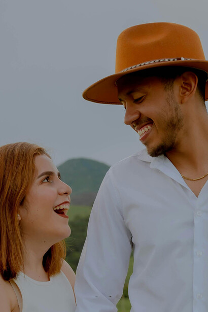 Las experiencias compartidas, como una cena especial, o una escapada de fin de semana o pasar tiempo juntos pueden ser significativas