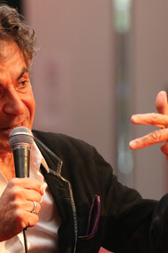 Le concept de l'énergie d'Etienne Klein. C’est avec raison que Étienne Klein montre que ce mot est victime du langage courant, donc d’une polysémie problématique car il désigne tout aussi bien la forme que la puissance, la vigueur que l’élan, le dynamisme ayant toujours fait partie du vocabulaire scientifique