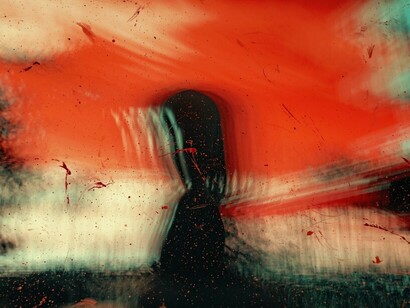 Cuando un sentimiento artificial reemplaza la aparente falta de sentimientos en nuestra conciencia, se nos lleva a creer que un pensamiento puede causar una emoción