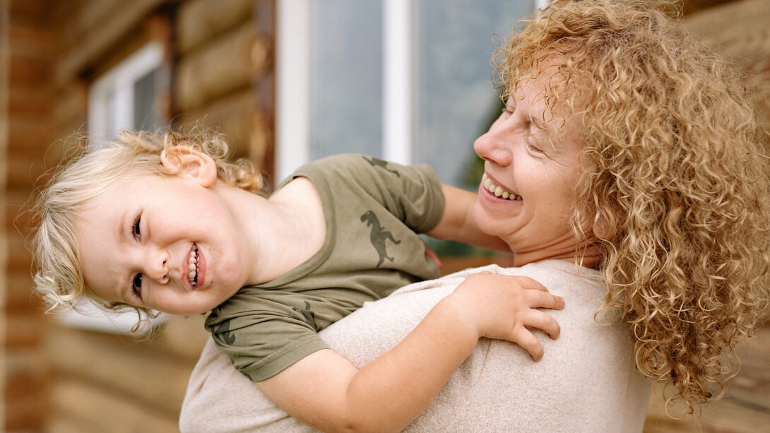 Mãe com seu bebê tenta aproximá-lo para dar carinho