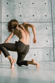 A dança, como expressão não verbal, desbrava os ritmos da alma, revelando os fenômenos no corpo e na mente