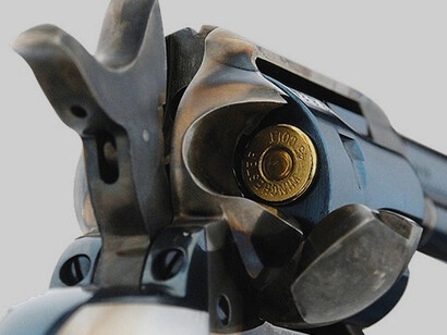 Acercamiento al martillo de un Colt 45