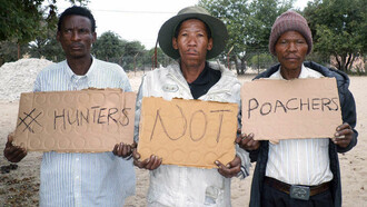 I Boscimani cacciano per sopravvivere, ma vengono trattati come bracconieri nella loro terra