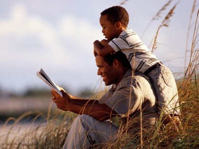 Un padre en el campo con su hijo