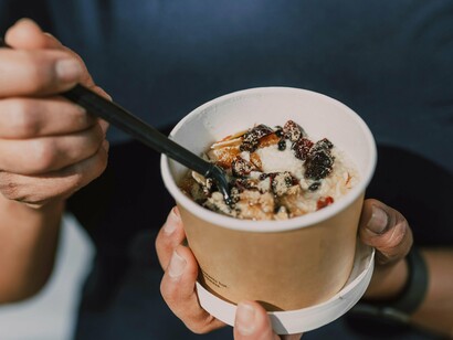 Esse complexo ecossistema realiza funções essenciais: ajuda na digestão, sintetiza vitaminas do complexo B e K, regula o metabolismo, modula o sistema imunológico e — de maneira surpreendente — produz substâncias neuroativas que impactam diretamente a mente
