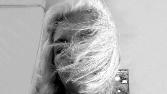 La violence psychologique et la force de réagir. J'ai dû m'éloigner, le bloquer sur les réseaux sociaux et mettre des kilomètres entre nous. De temps en temps, les fantômes réapparaissent. Aujourd'hui je leur dis adieu, je ne les crains plus maintenant, l'angoisse réapparaît de temps en temps, mais je me regarde dans le miroir et je répète ma litanie "tu n'es pas folle, tu n'es pas folle, tu n'es pas folle..."