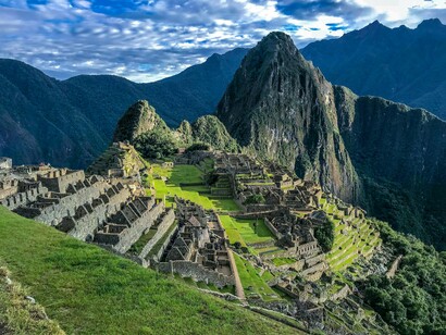 Machu Picchu, no Peru. De Águas Calientes até Machu Picchu é possível ir a pé de ônibus ou de trem (a escolha é sua, viajante); mas preciso partilhar a minha experiência e dizer que a pé é algo transcendente, são cerca de 10kms onde eu percorri uma das diversas trilhas em meio a floresta, trilhos e transeuntes