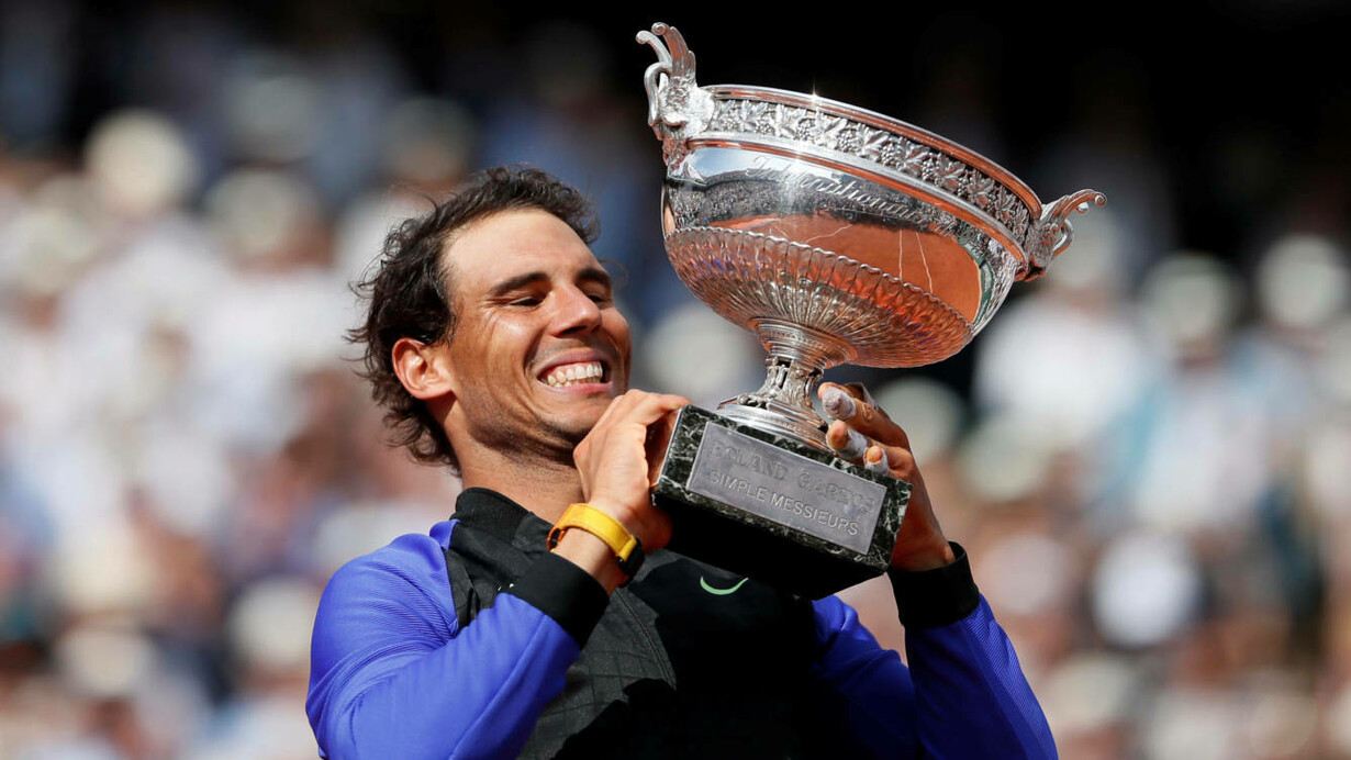 Rafa Nadal levantando el trofeo de Roland Garros