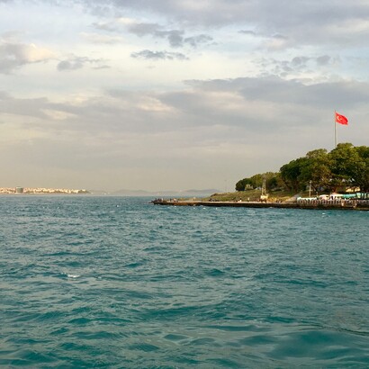 Istanbul si affaccia su entrambe le sponde del Bosforo, in una posizione che rende visibile il legame fra Europa e Asia. La Turchia, pur attraversata da profonde contraddizioni interne, potrebbe contribuire al dialogo regionale grazie alla sua collocazione geografica e ai rapporti con interlocutori diversi