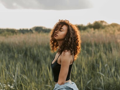 Amor próprio é como uma amiga sábia que te apoia e te incentiva a ser sua melhor versão, mas que também te dá um toque quando percebe que você está se afundando em algo prejudicial. Muitas de nós caímos na armadilha de achar que amar a si mesma é aceitar qualquer coisa, como se tudo que somos agora devesse ser fixo