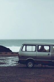 L’estate in cui ero tornata a urlare, entusiasta, alla vista di qualcosa di nuovo ed emozionante, delle lunghissime camminate sfiniti, delle carreggiate annebbiate, percorse a passo d’uomo, con attenzione