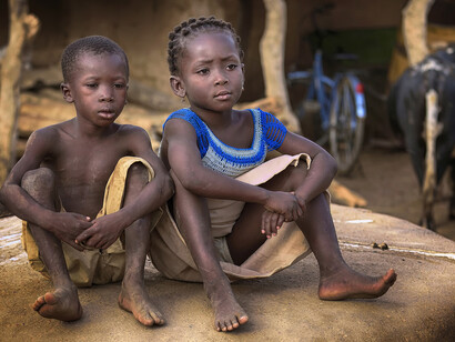 Sergio Pessolano – Bambini nel villaggio di Tiebele, dell’etnia Gurunsi in Burkina Faso