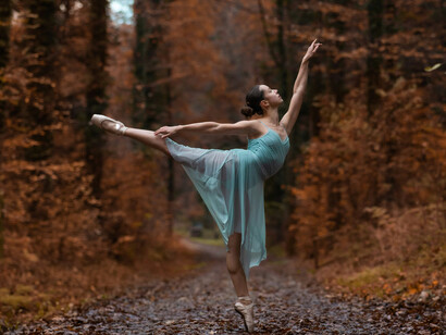 En équilibre entre terre et ciel, la danseuse semble défier les lois de la gravité, seule, mais connectée à l'univers