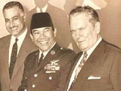 El presidente Nasser de la República Árabe; el presidente Sukarno de Indonesia y el presidente Tito de Yugoslavia en la Cumbre de NAM en 1960