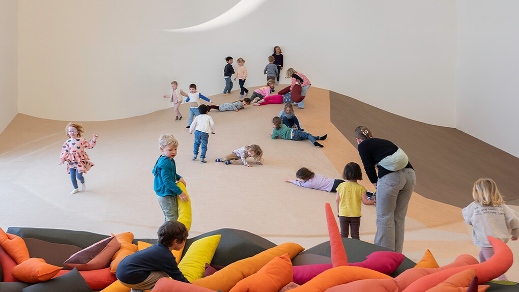 Sonia Kazovsky, Playground, exhibition view. Courtesy of Kunstsammlung Nordrhein-Westfalen