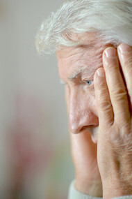 Homem idoso com doença de Alzheimer