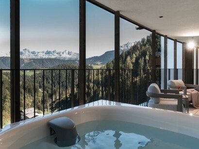 Il Ganis Resort, hotel quattro stelle superior a Nova Ponente, ha riaperto il 25 luglio 2026 dopo un intervento di rinnovamento che integra architettura contemporanea, materiali naturali e continuità con la tradizione alpina. Ganis Resort, Nova Ponente Obereggen, Trentino Alto Adige, Italia