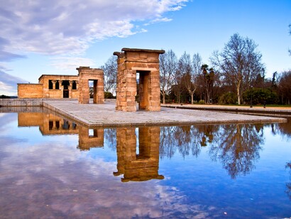 Madrid. El templo de Debod reflejado en el estanque que lo preside