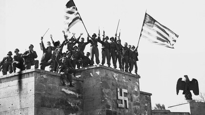 Soldados estadounidenses celebran la toma de Berlín y la derrota militar del nazismo en mayo de 1945