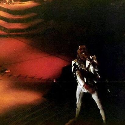 Freddie Mercury, (1984). Abiti di scena all'asta da Sotheby's. La serata del 6 settembre si è aperta sulle note di "We Will Rock You"