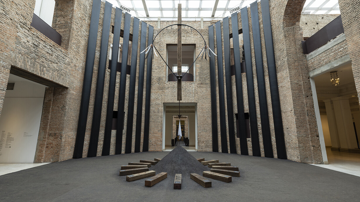Luana Vitra, Bandera blanca, vista de exhibición. Cortesía de Pinacoteca