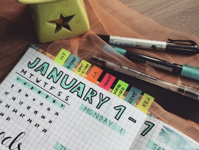 Agenda. Prendi l’abitudine di scrivere su un blocco note le cose da fare, ti consentirà di svuotare la mente, dormire meglio e alleggerire la pressione del giorno successivo