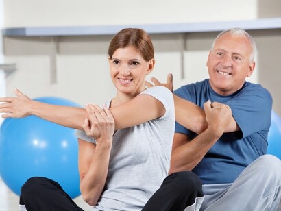 Una pareja haciendo ejercicio
