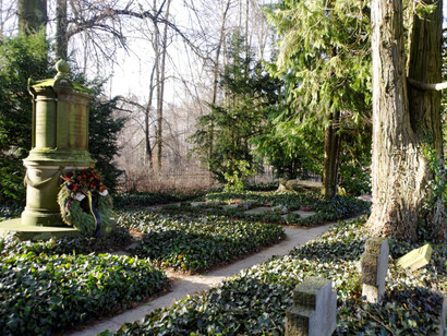 Te marchaste en silencio, sin previo aviso, sin mirar a nadie, como tantas veces hacías cuando terminaba tu turno en la oficina, casi invisible, procurando que nadie te detuviera para pedirte el último favor. Cementerio Solitude-Friedhof, 2012, Stuttgart, Alemania