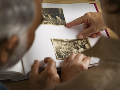 Casal organiza suas memórias. Hoje a biografia tem se tornado cada vez mais plural. Não tem mais como foco a história dos poderosos, e sua narrativa não é mais heroica, moralista, teleológica, exemplar ou cronológica