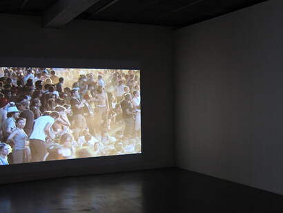Marie José Burki, Aspeto de exposição com «In der Nähe (II) » [Perto Daqui (II)], 2010. Filme a cores, sem som, projeção, 4’33’’ e «In der Nähe Perto Daqui», 2010. Filme a cores, sem som, (ecrã plasma 16/9): 22’14’’ 