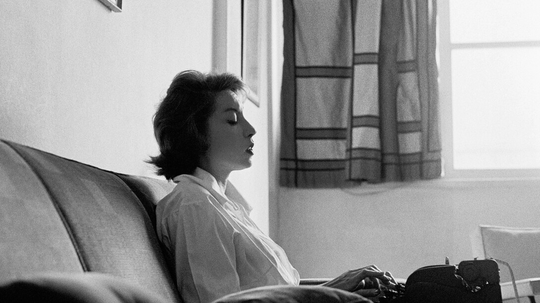 Clarice Lispector em 1961 numa fotografia de Claudia Andujar