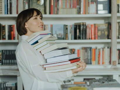 Antes de mergulhar na leitura, é importante observar as informações que aparecem na capa, contracapa e sinopse do livro. Esses dados iniciais já dizem muito



