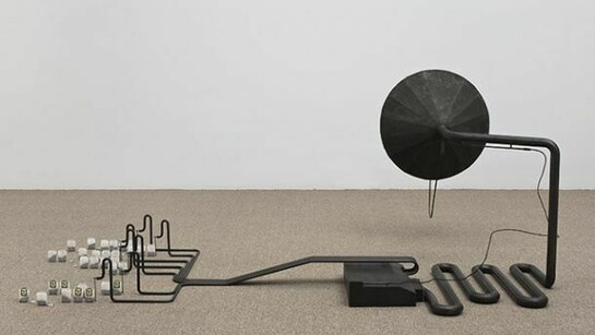 Mark Manders, Finished Sentence (August 2010), ferro, legno dipinto, stampa offset su carta, bustine di tè, 99,1 x 251,5 x 130,8 cm, Courtesy the artist; Tanya Bonakdar Gallery, New York; Zeno X Gallery, Antwerp