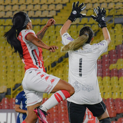 Mittlerweile gibt es offizielle Frauenfußballligen, und Sportstätten sind auch für weibliche Zuschauer geöffnet