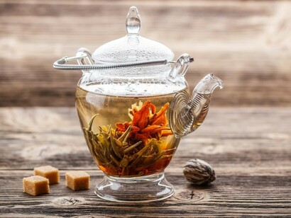 Chá com flores e frutos de casca rija